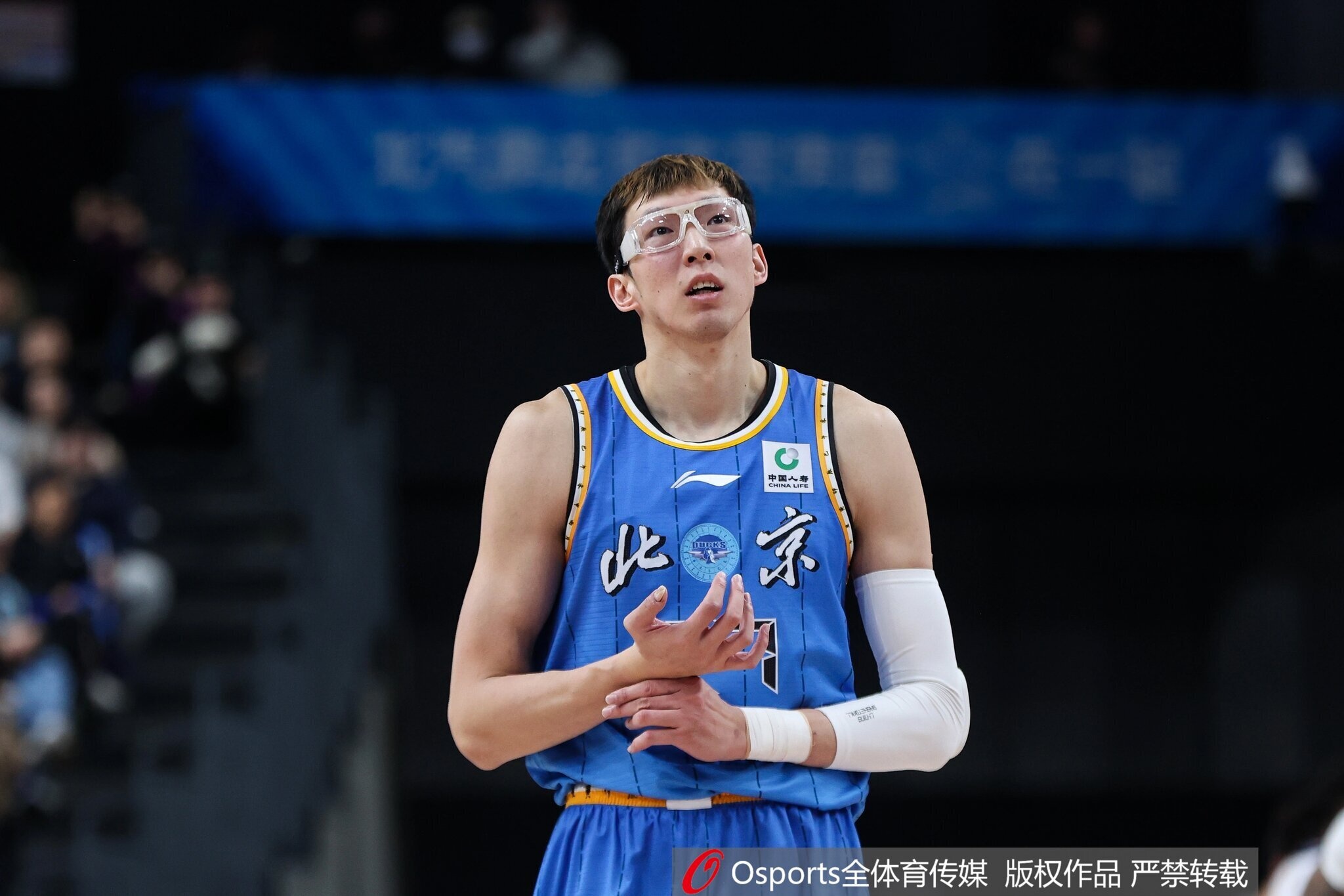 kaiyun.com-打外援一点不怵！周琦半场3中3拿8分6板 多次造到犯规6罚2中